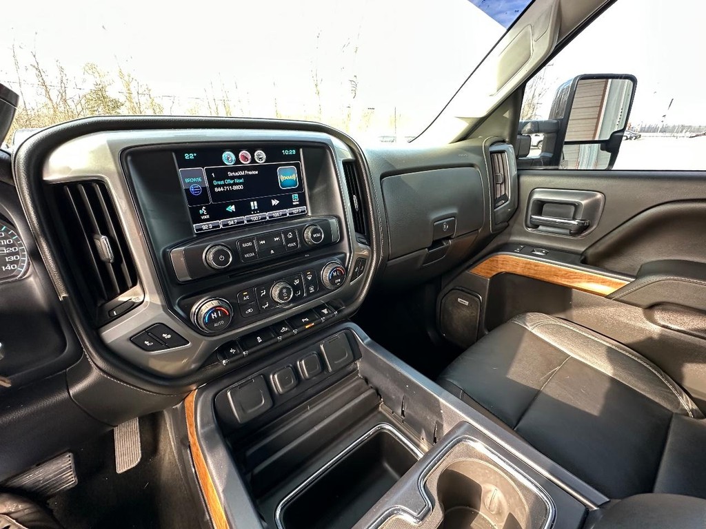 Chevrolet Silverado 2500HD Vehicle Full-screen Gallery Image 26