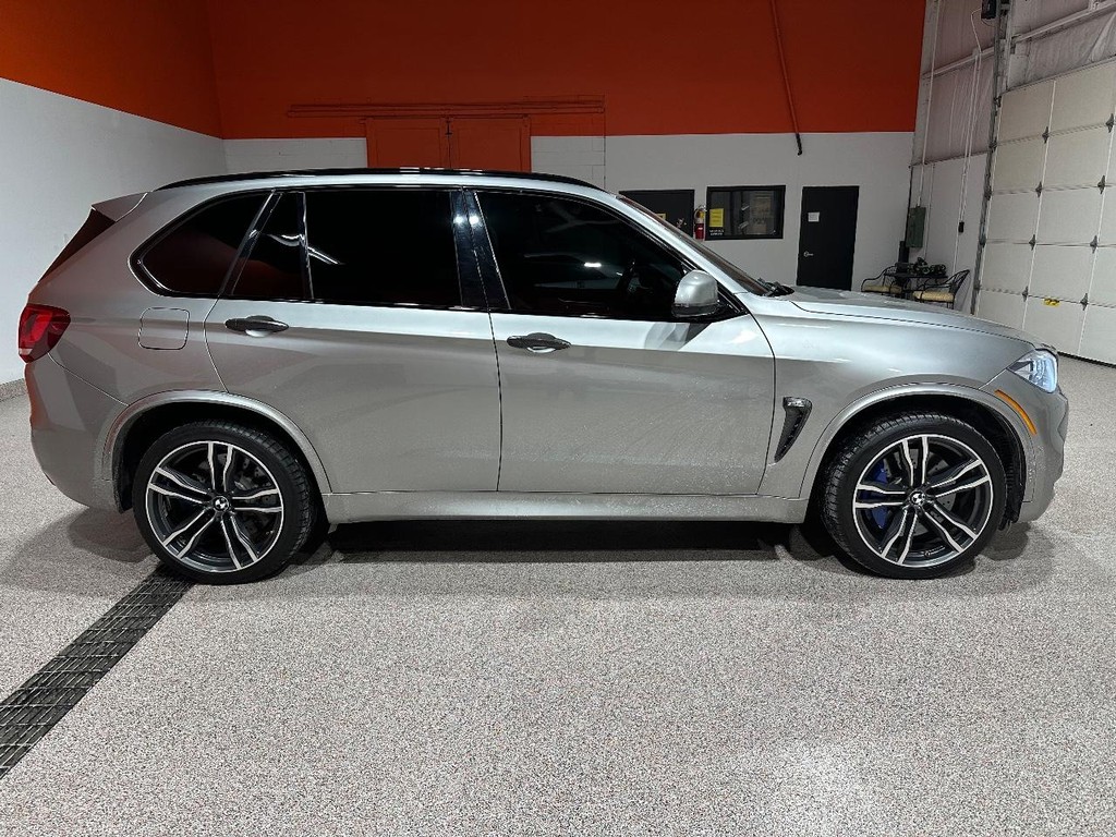 BMW X5 M Vehicle Full-screen Gallery Image 02