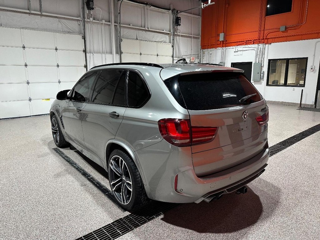 BMW X5 M Vehicle Full-screen Gallery Image 03