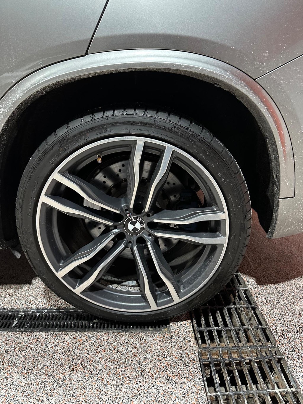 BMW X5 M Vehicle Full-screen Gallery Image 10