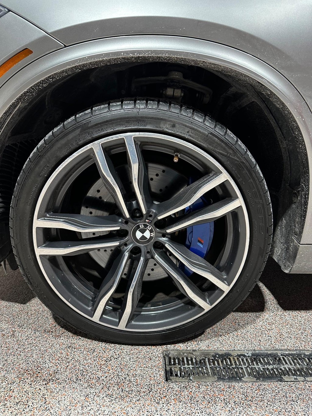 BMW X5 M Vehicle Full-screen Gallery Image 11