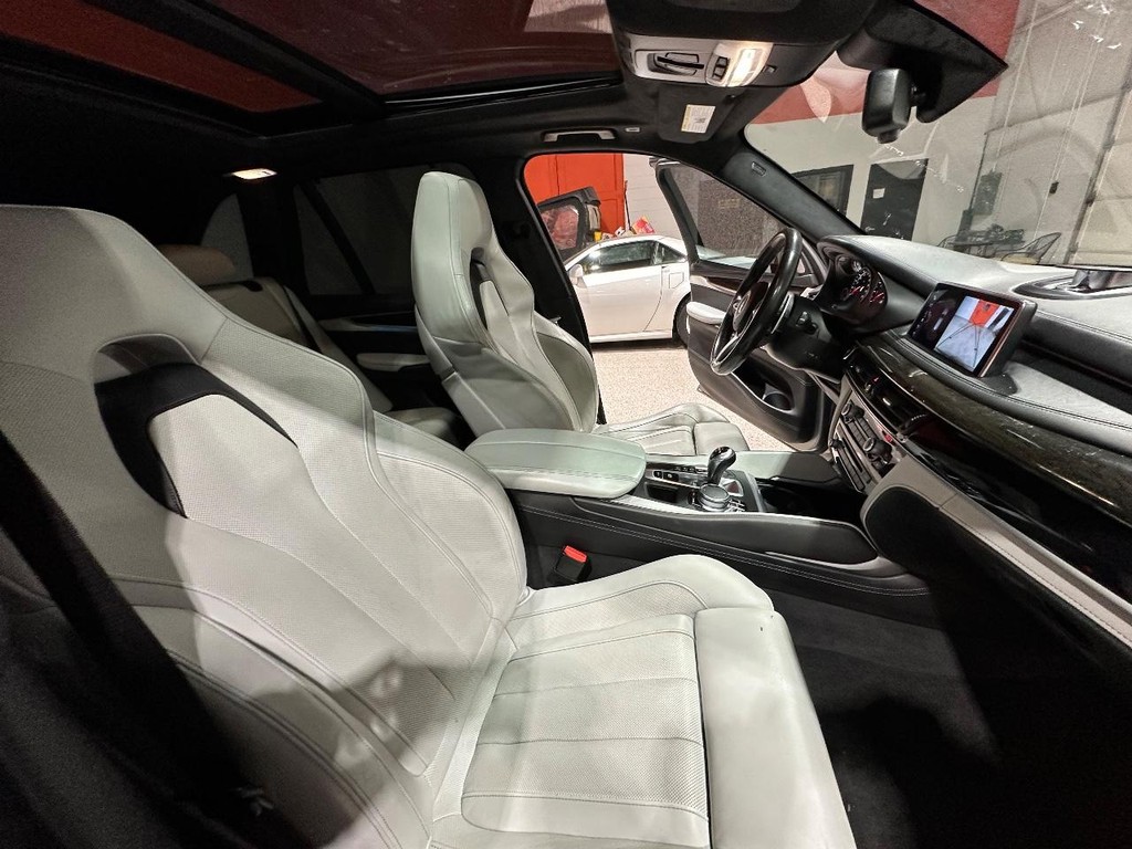 BMW X5 M Vehicle Full-screen Gallery Image 12