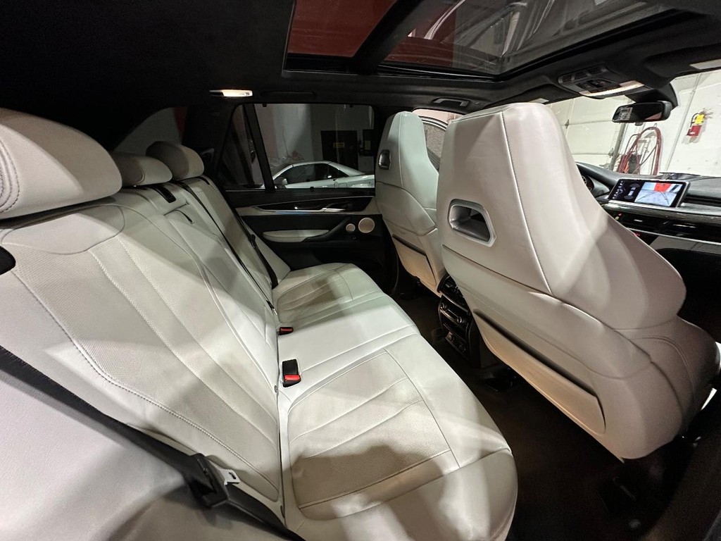 BMW X5 M Vehicle Full-screen Gallery Image 13