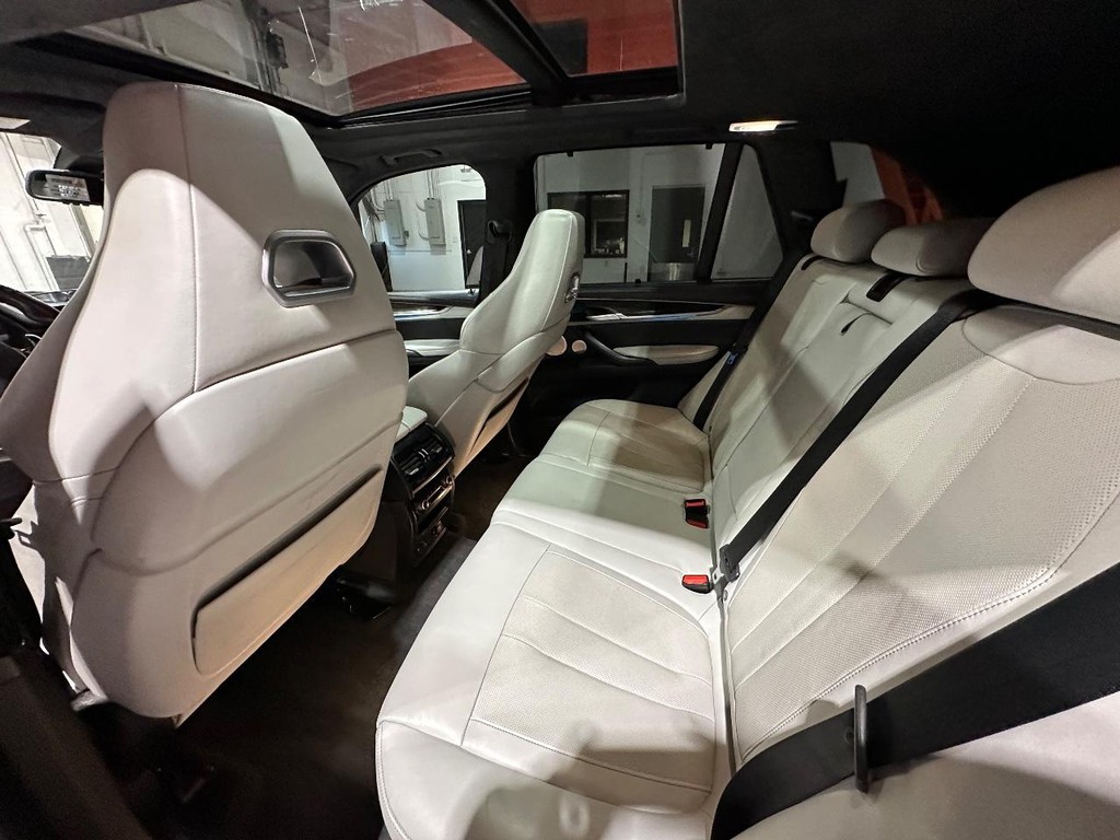 BMW X5 M Vehicle Full-screen Gallery Image 14