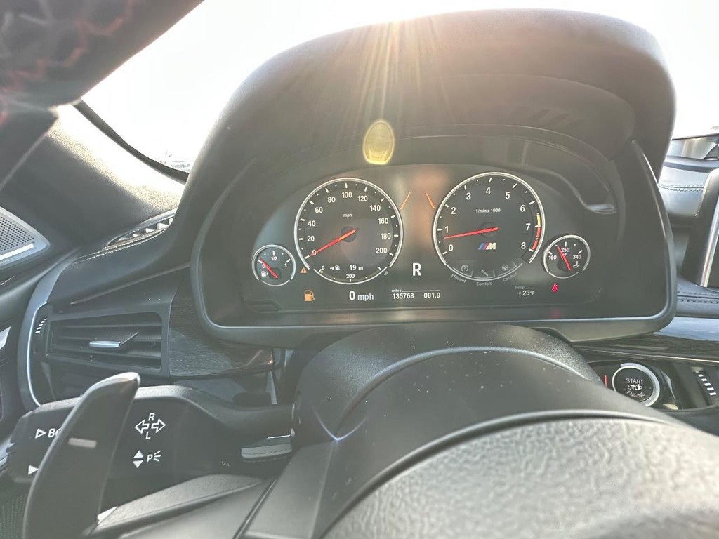 BMW X5 M Vehicle Full-screen Gallery Image 15