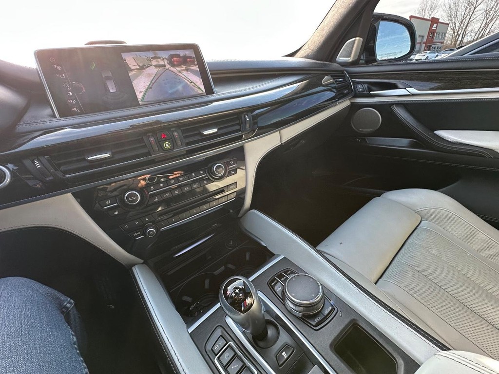 BMW X5 M Vehicle Full-screen Gallery Image 16