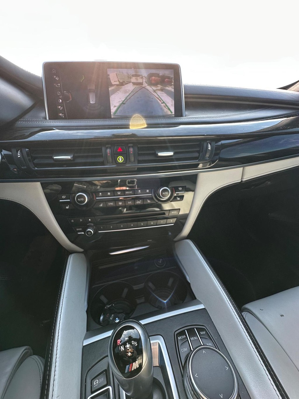 BMW X5 M Vehicle Full-screen Gallery Image 17