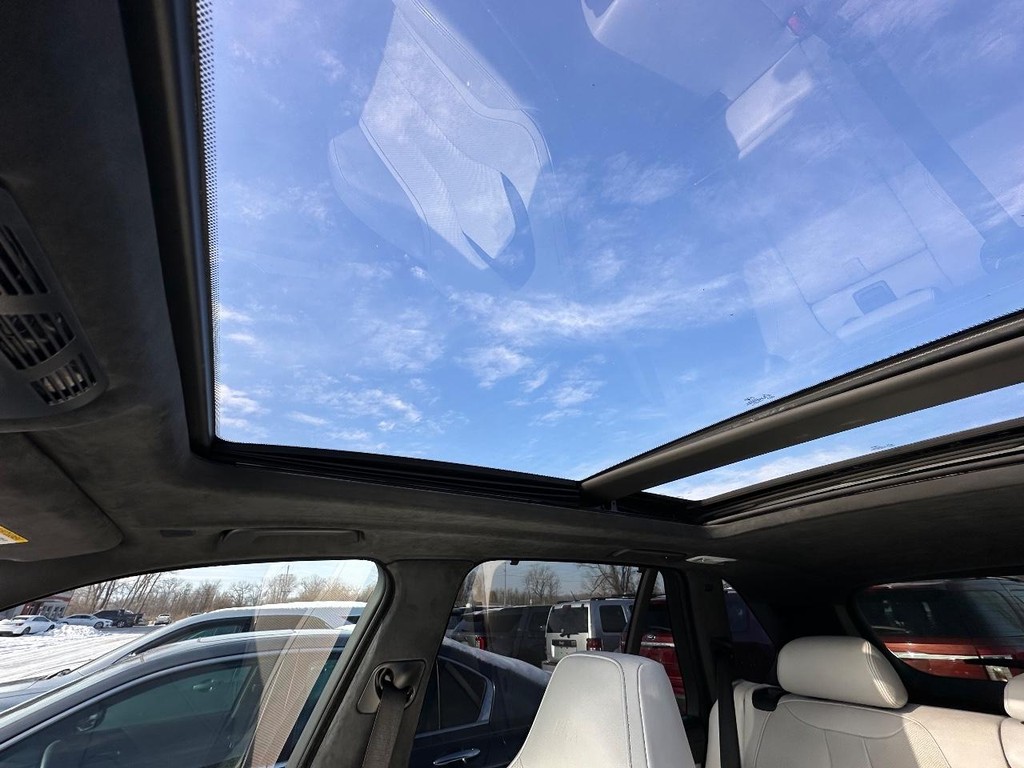 BMW X5 M Vehicle Full-screen Gallery Image 18