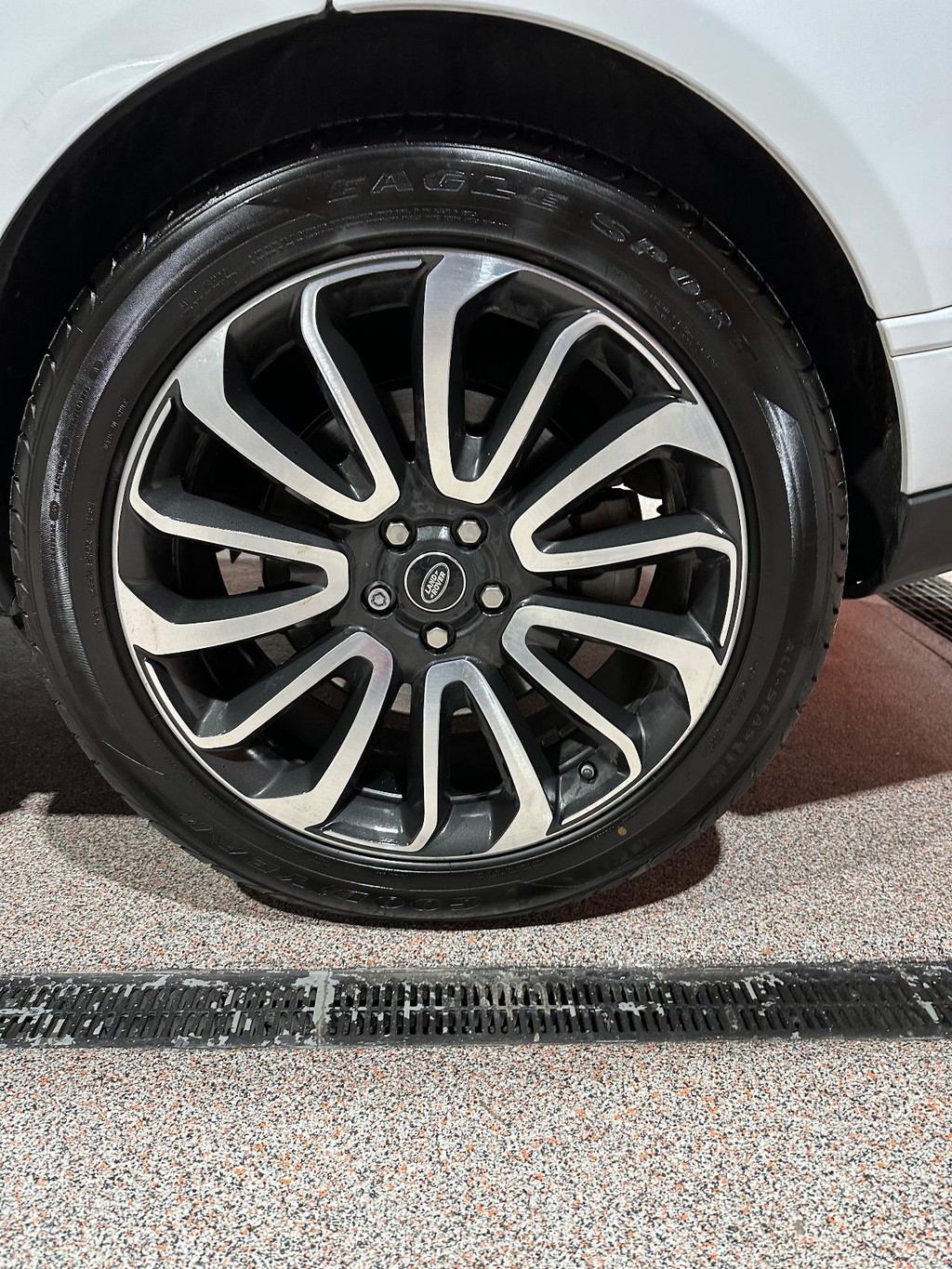 Land Rover Range Rover Vehicle Full-screen Gallery Image 8