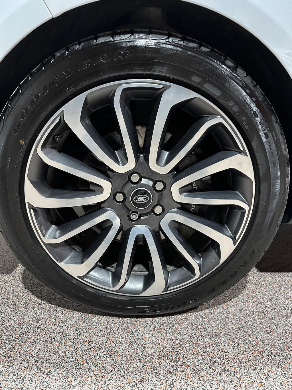 Land Rover Range Rover Vehicle Full-screen Gallery Image 9