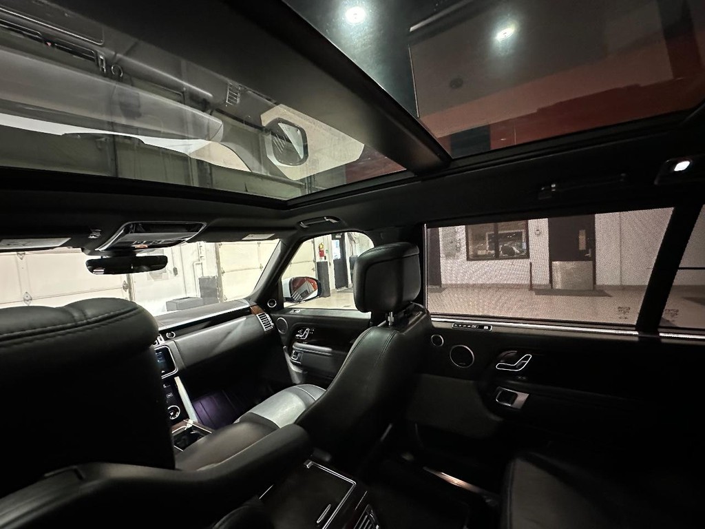 Land Rover Range Rover Vehicle Full-screen Gallery Image 11