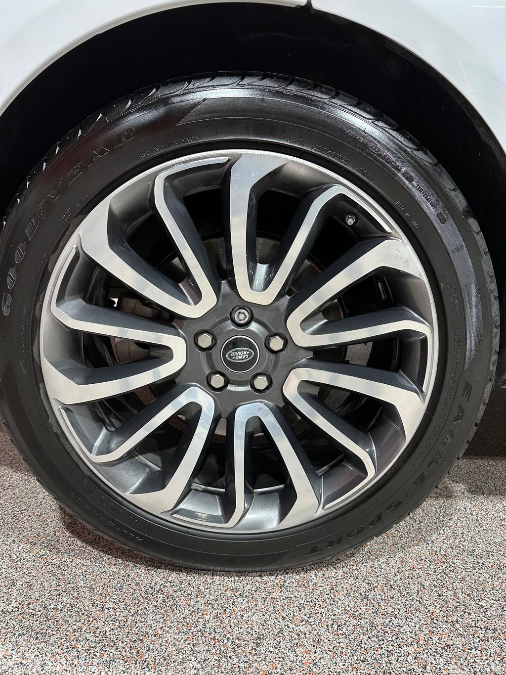 Land Rover Range Rover Vehicle Full-screen Gallery Image 14