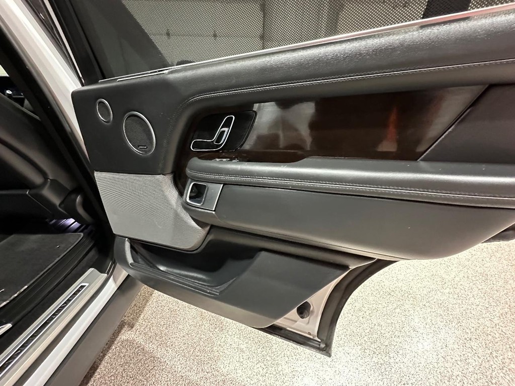 Land Rover Range Rover Vehicle Full-screen Gallery Image 21