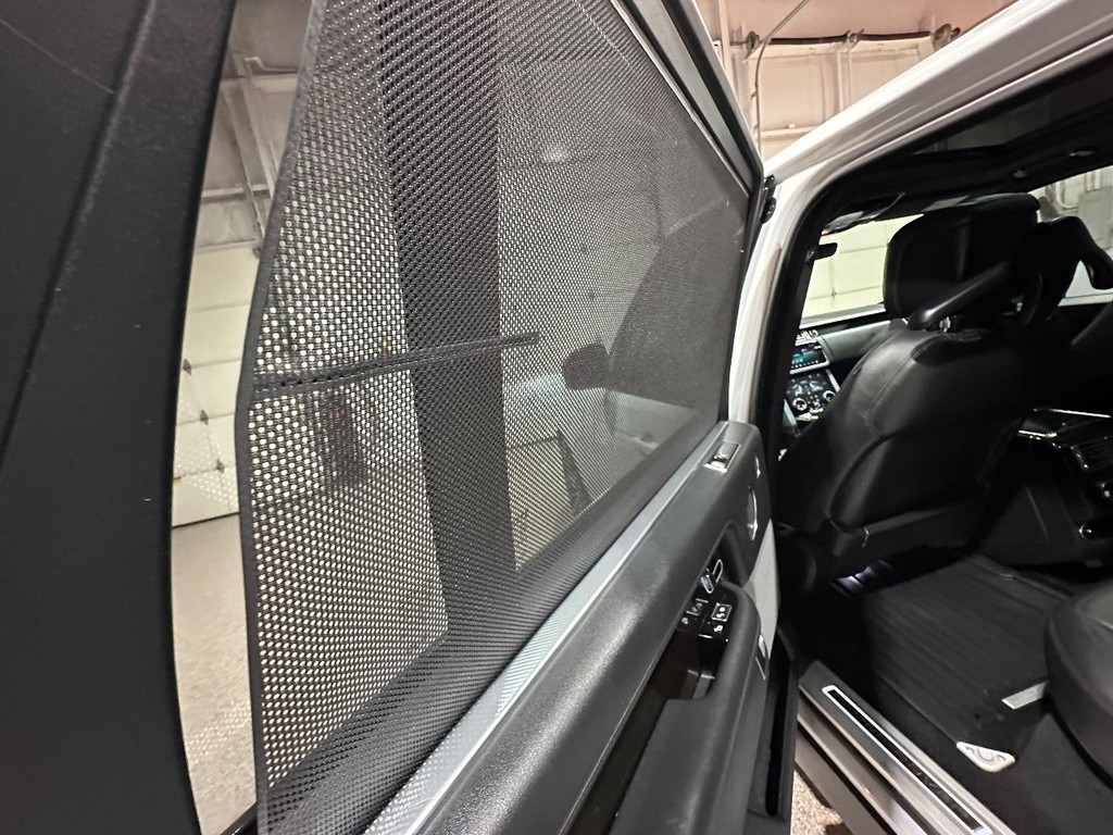 Land Rover Range Rover Vehicle Full-screen Gallery Image 25