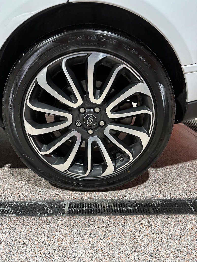 Land Rover Range Rover Vehicle Full-screen Gallery Image 8