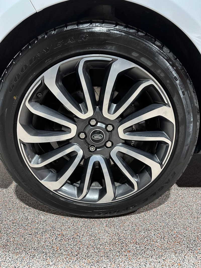 Land Rover Range Rover Vehicle Full-screen Gallery Image 9