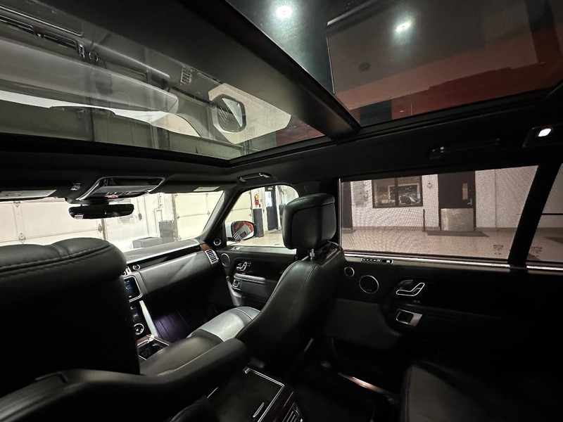 Land Rover Range Rover Vehicle Full-screen Gallery Image 11