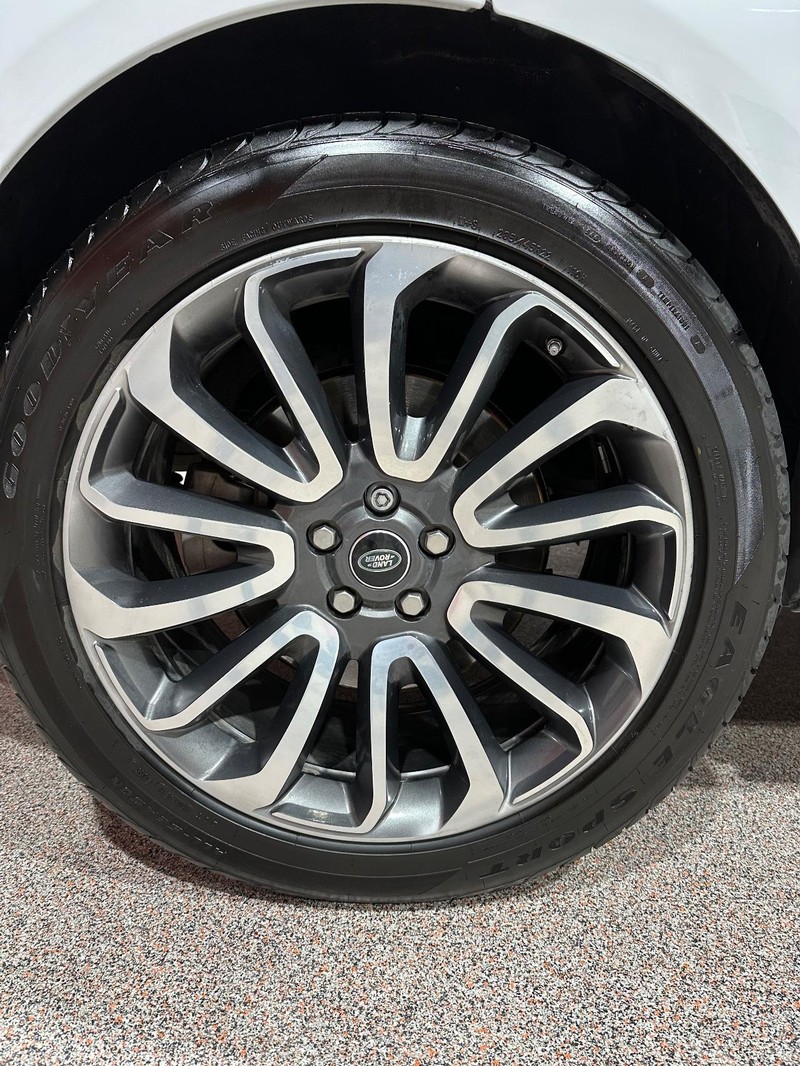 Land Rover Range Rover Vehicle Full-screen Gallery Image 14