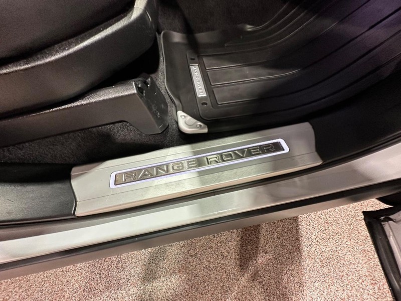 Land Rover Range Rover Vehicle Full-screen Gallery Image 17