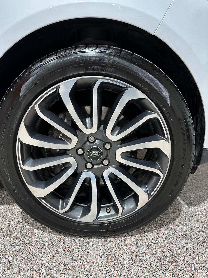 Land Rover Range Rover Vehicle Full-screen Gallery Image 19