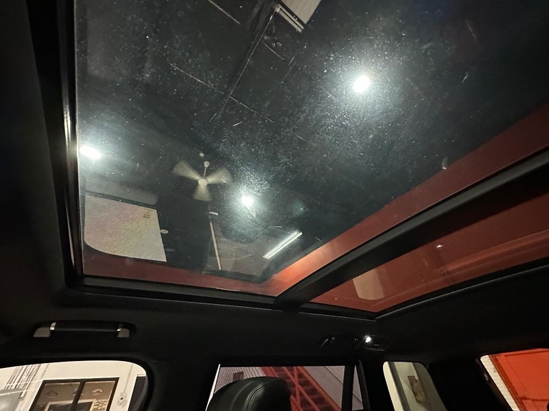 Land Rover Range Rover Vehicle Full-screen Gallery Image 27