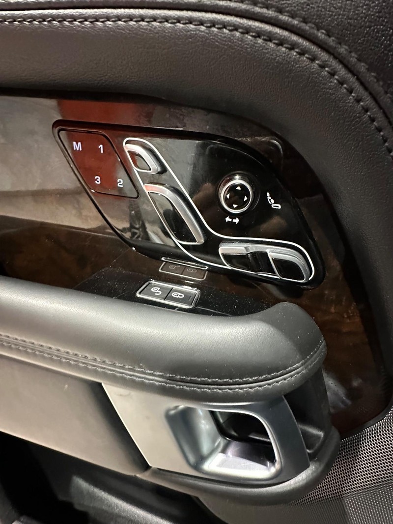 Land Rover Range Rover Vehicle Full-screen Gallery Image 30