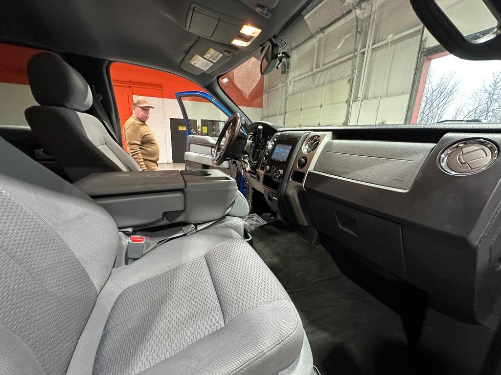 Ford F-150 Vehicle Full-screen Gallery Image 18