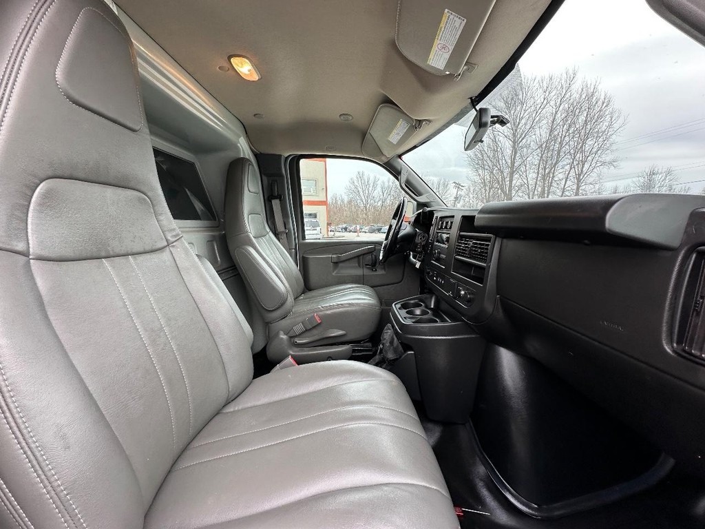 Chevrolet Express Cargo Van Vehicle Full-screen Gallery Image 17