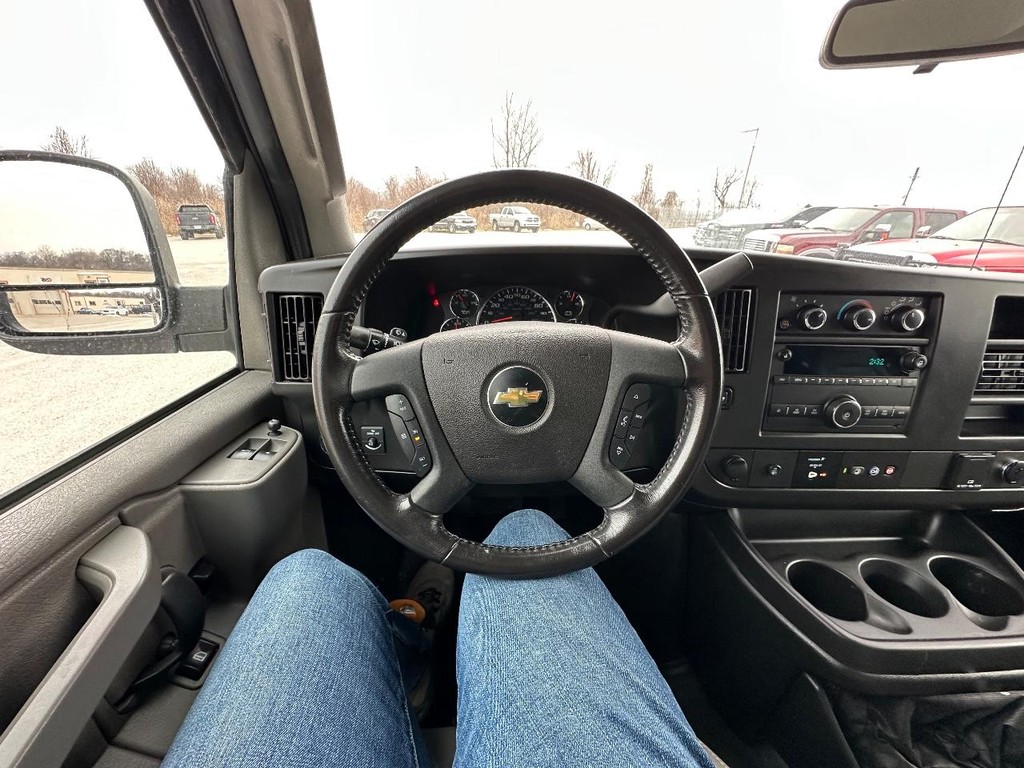 Chevrolet Express Cargo Van Vehicle Full-screen Gallery Image 23