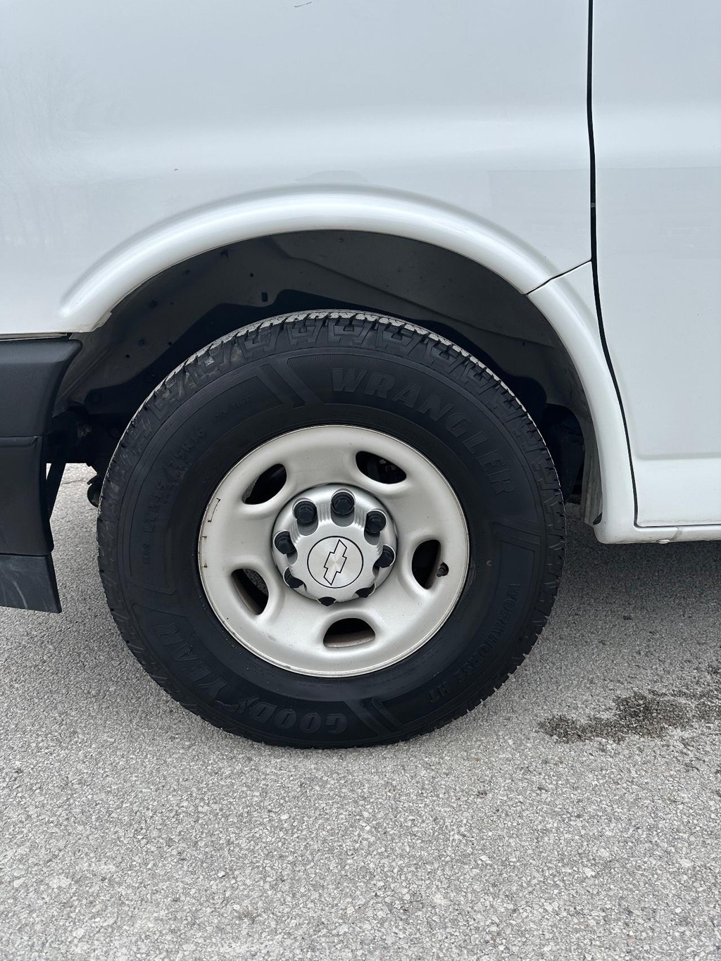 Chevrolet Express Cargo Van Vehicle Full-screen Gallery Image 09