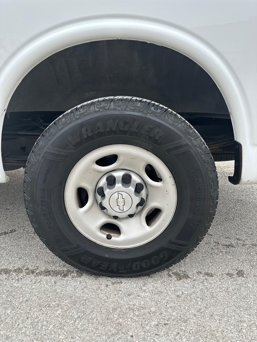 Chevrolet Express Cargo Van Vehicle Full-screen Gallery Image 10