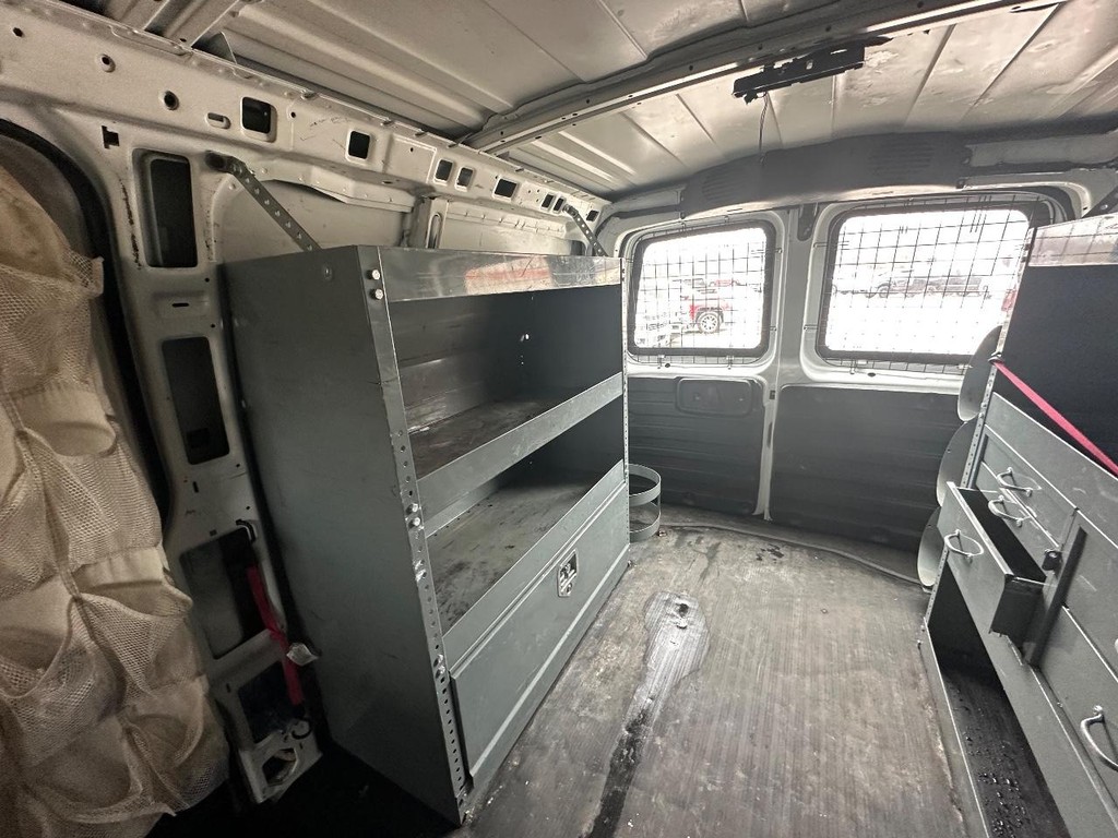 Chevrolet Express Cargo Van Vehicle Full-screen Gallery Image 17