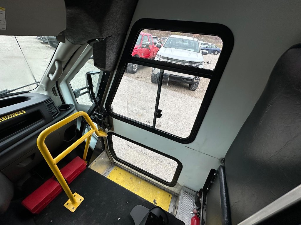 Ford Transit Cutaway Vehicle Full-screen Gallery Image 26