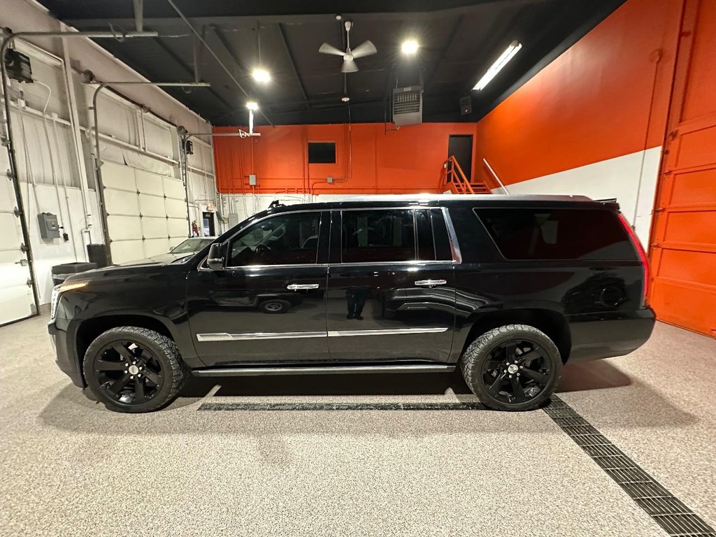 Cadillac Escalade ESV Vehicle Full-screen Gallery Image 06