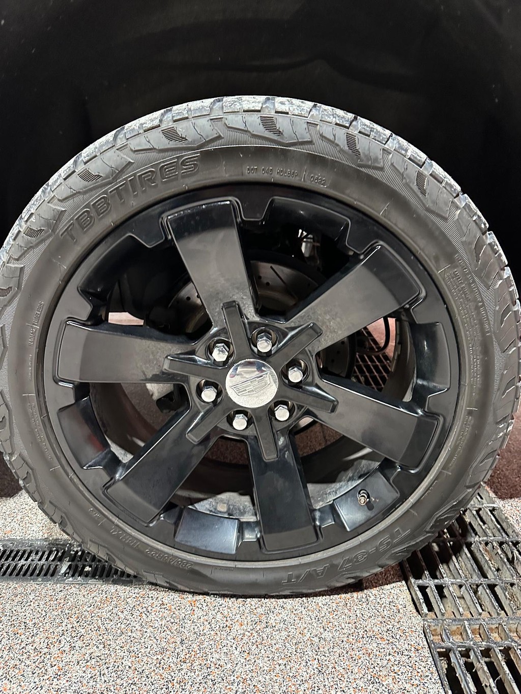 Cadillac Escalade ESV Vehicle Full-screen Gallery Image 08