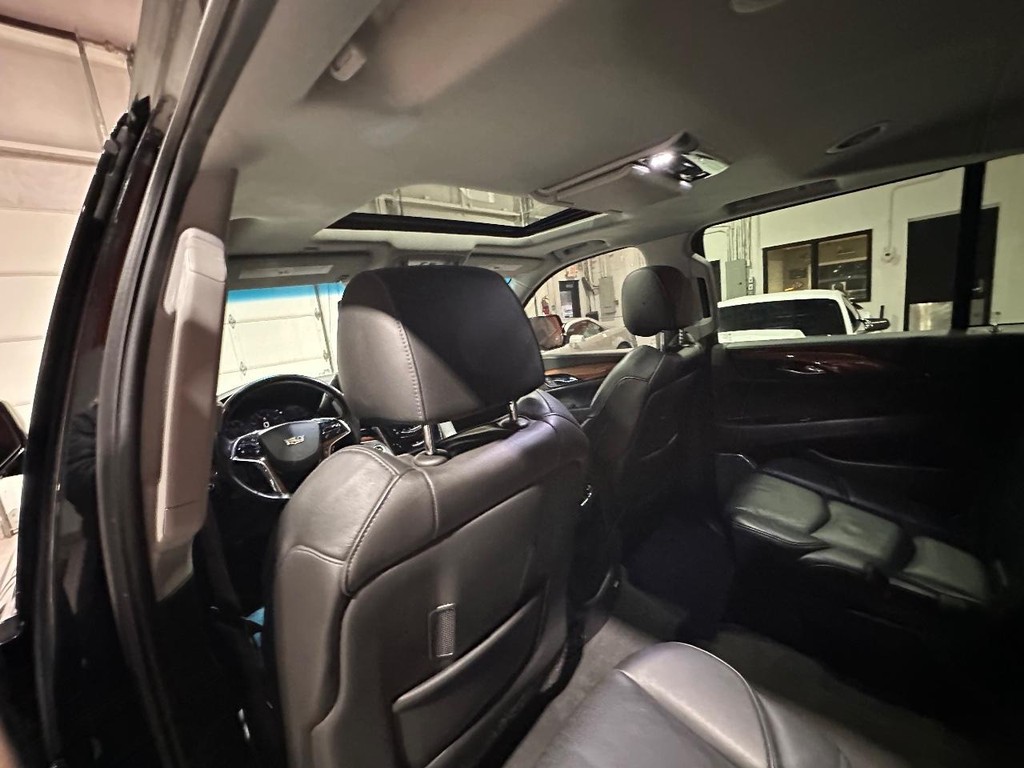 Cadillac Escalade ESV Vehicle Full-screen Gallery Image 11