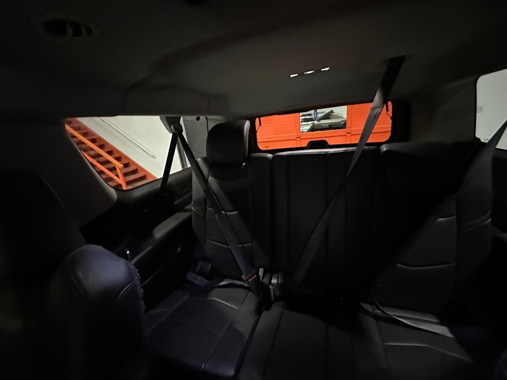 Cadillac Escalade ESV Vehicle Full-screen Gallery Image 12