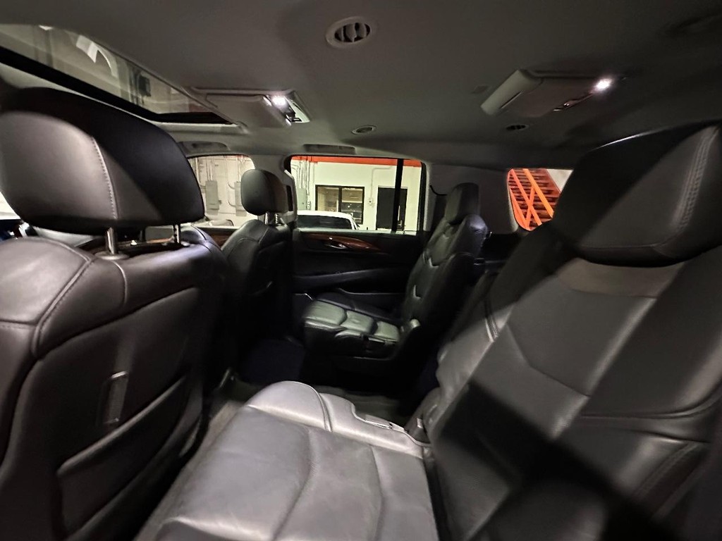 Cadillac Escalade ESV Vehicle Full-screen Gallery Image 13