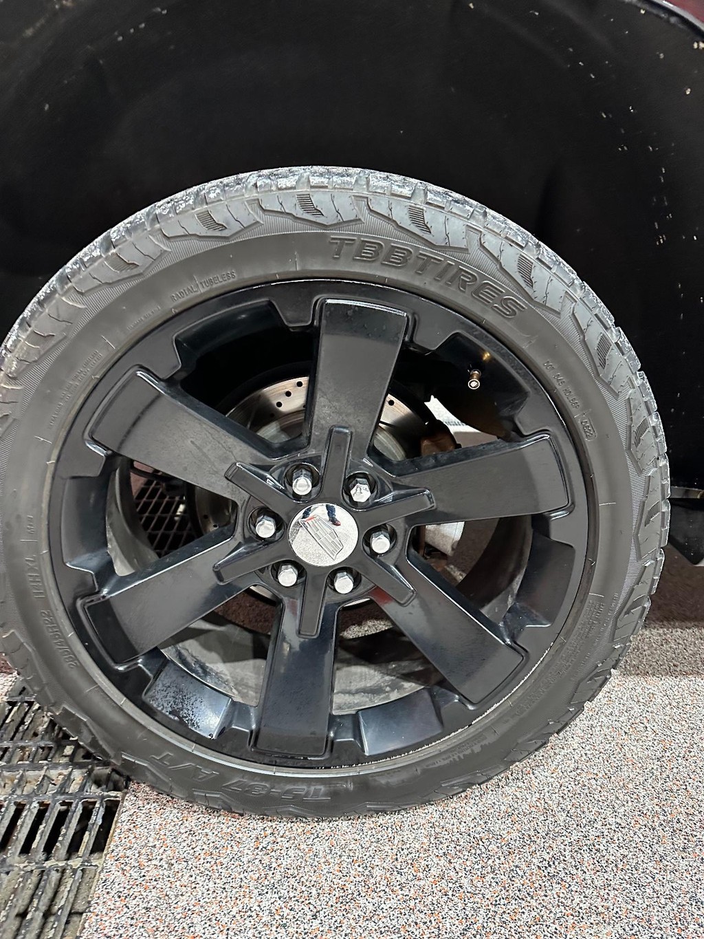 Cadillac Escalade ESV Vehicle Full-screen Gallery Image 14