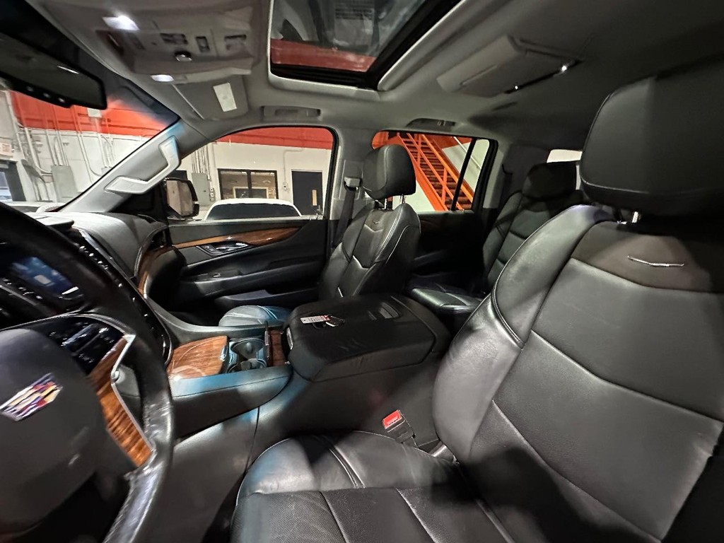 Cadillac Escalade ESV Vehicle Full-screen Gallery Image 15