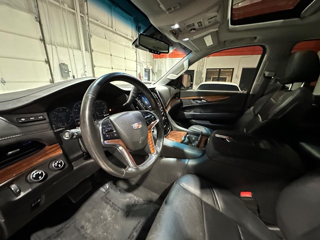Cadillac Escalade ESV Vehicle Full-screen Gallery Image 16
