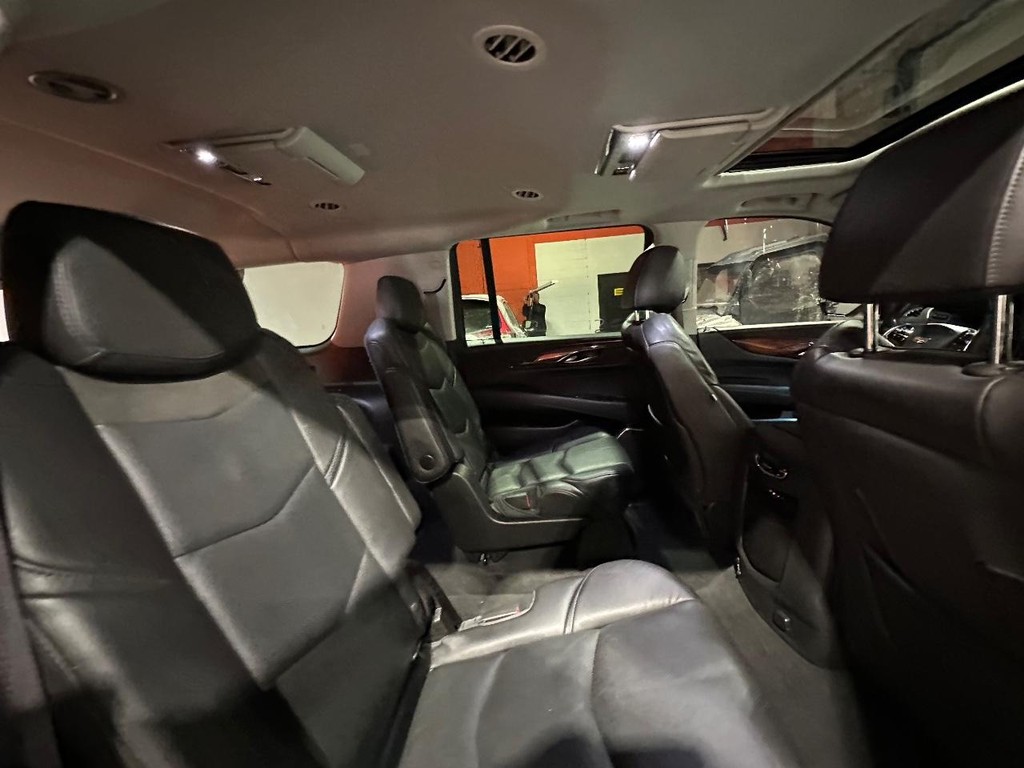 Cadillac Escalade ESV Vehicle Full-screen Gallery Image 17