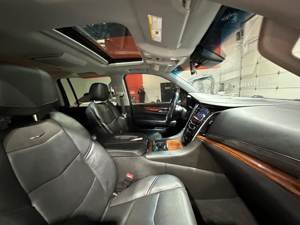 Cadillac Escalade ESV Vehicle Full-screen Gallery Image 18