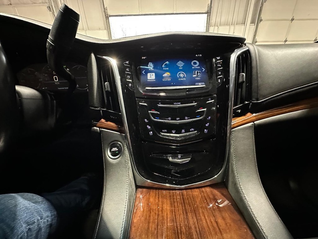 Cadillac Escalade ESV Vehicle Full-screen Gallery Image 20