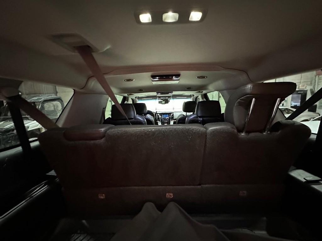 Cadillac Escalade ESV Vehicle Full-screen Gallery Image 21