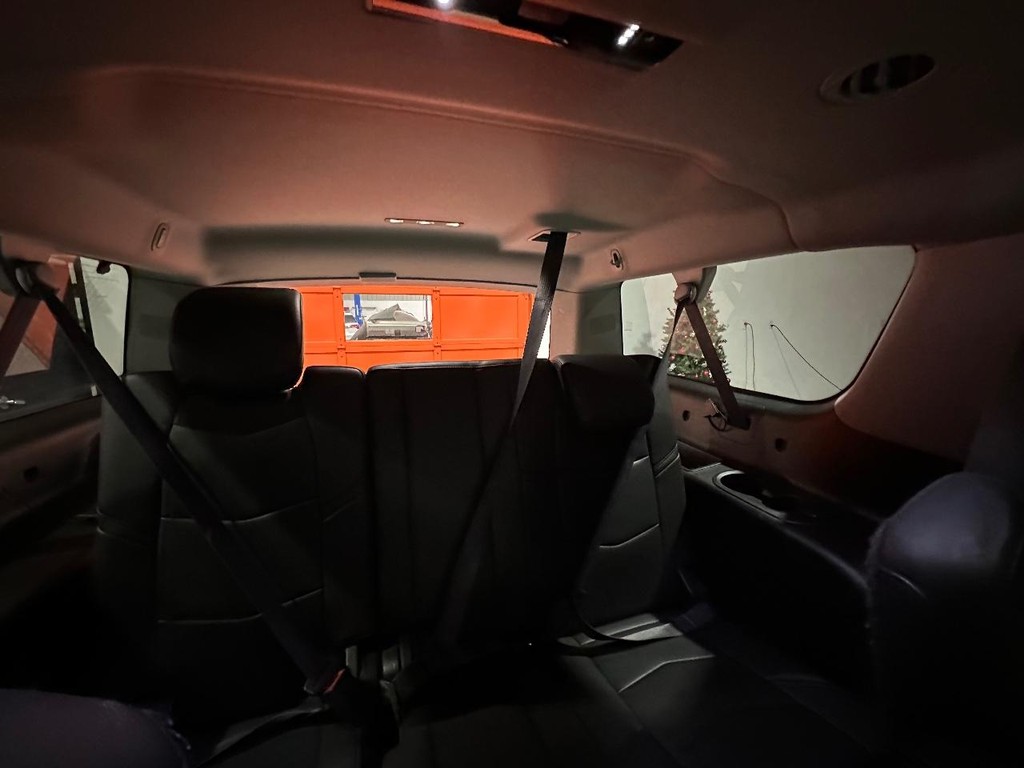 Cadillac Escalade ESV Vehicle Full-screen Gallery Image 22