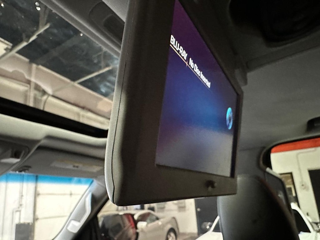 Cadillac Escalade ESV Vehicle Full-screen Gallery Image 23