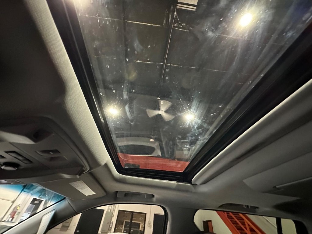 Cadillac Escalade ESV Vehicle Full-screen Gallery Image 24