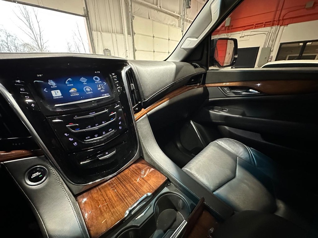 Cadillac Escalade ESV Vehicle Full-screen Gallery Image 25