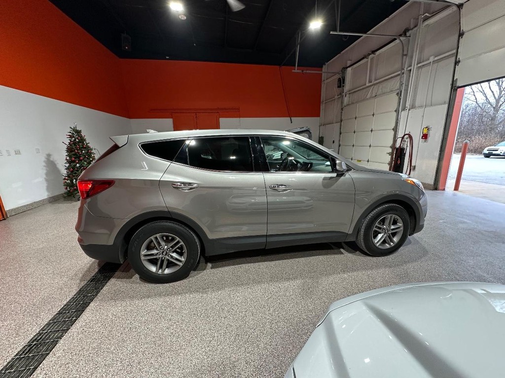 Hyundai Santa Fe Sport Vehicle Full-screen Gallery Image 2